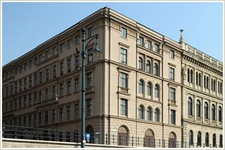 Magyar Tudományos Akadémia Könyvtárának megalapítása gróf Teleki József, az MTA első elnöke nevéhez fűződik, aki 1826-ban 30 ezer kötetes családi könyvtárának felajánlásával vetette meg a Tudós Társaság első tudományos intézményének alapjait. A Könyvtár 1831-ben, az Akadémiával egyszerre kezdte meg működését. A különböző forrásokból gyarapodó gyűjtemény a szükséges rendező és feldolgozó munka után 1844-ben, a mai Petőfi Sándor utca 3. sz. alatti Trattner-Károlyi házban nyitotta meg kapuit az Akadémia tagjai és más tudósok számára.
A szabadságharc bukását követő időszakban a Könyvtár nehéz körülmények között működött. Az intézmény életében döntő fordulatot jelentett az Akadémia új székházának átadása 1865-ben, amikor a Könyvtár az August Stüler tervei alapján készült palotában nyert méltó és korszerű elhelyezést, így lehetővé vált, hogy 1867-ben az alapító szándékának megfelelően "a haza összes polgárainak használatára" megnyílhasson.
A könyvtári gyűjtemény az évtizedek során értékes adományokkal gyarapodott, ezzel párhuzamosan a külföldi könyvek és folyóiratok vásárlása, a különböző tudományos társaságokkal, akadémiákkal létesített cserekapcsolatok, valamint a magyar könyvtermés vonatkozásában a kötelespéldány-szolgáltatás biztosította az általános gyűjtőkörű állomány kiépítését. A gyűjtemény korszerű működési elveit, használatát először Toldy Ferenc titoknok szabályozta 1848-ban kiadott könyvtári Utasításával.
A Könyvtár életében jelentős esemény volt 1865-ben a Könyvtári Bizottság megalakulása, melynek elnöke Toldy Ferenc, tagjai pedig Arany János, Budenz József, Horváth Cyrill, Hunfalvy Pál, Jedlik Ányos, Pauler Tivadar, Petzval Ottó és Wenzel Gusztáv lettek. Az új palotába költözést megelőzően Hunfalvy Pál főkönyvtárnok vezetésével új, egységes szakrendszer és katalógusrendszer felállítására került sor. 1869-ben Eötvös József kultuszminisztersége idején határozták meg először a Könyvtár gyűjtőkörét.
A Könyvtár egyenletes fejlődésének az I. világháború vetett véget. A cserekapcsolatok szinte teljesen megszakadtak, a háborút követő infláció miatt értékét vesztette az Akadémia alaptőkéje és alig működött a csere alapjául szolgáló könyvkiadás. Az állományfejlesztő munkára a pénzhiány és a háborús körülmények kedvezőtlenül hatottak, amit az 1929-ben az Akadémiára került Vigyázó-hagyaték is csak részben tudott ellensúlyozni. A két világháború között a Könyvtár fejlődése stagnált, az intézmény az erőfeszítések ellenére sem tudta megőrizni korábbi színvonalát.
A II. világháborúban a Könyvtár állománya csak kisebb károkat szenvedett, így az épület helyreállítása után azonnal újraindulhatott az intézmény munkája.
Az MTA Könyvtárának történetében döntő fordulatot jelentett az Akadémia 1949. évi átszervezése. Az MTA az ország legfelsőbb tudományos testülete lett, ennek megfelelően átalakult a Könyvtár feladatköre is: fő funkciója ettől kezdve az Akadémia keretei között folytatott kutatások könyvtári hátterének biztosítása.
A sokasodó feladatok, a nagy ütemben gyarapodó állomány az átszervezés után elhelyezési gondokat vetett fel, amelyre megoldást csak egy önálló épület hozhatott. Több, meg nem valósult terv után az 1863–64-ben épült Arany János utca 1. sz. alatti volt akadémiai bérházat építették át könyvtárrá 1985–88 között.
A Könyvtár új épülete 1988. novemberében nyílt meg az olvasók előtt. A Különgyűjtemények továbbra is az Akadémia palotájában maradtak.