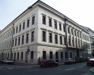 Hanzély-ház
A Magyar Tudományos Akadémia irodaháza.
Kétemeletes klasszicista sarokház.
1821-ben, Pollack Mihály tervei szerint épült.Kazettás mennyezetű kapualja és öntöttvas árkádos udvara van. A Légrády testvérek 1870-ben, Zitterbarth Mátyással nyomdává alakíttatták át.
Jelenleg a Magyar Tudományos Akadémia Titkársága működik benne.